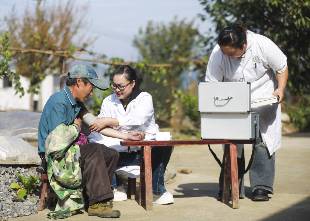 黔西五里乡 “家庭医生”送诊到家，健康咨询暖人心