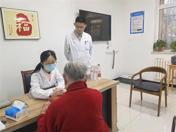 东方焦点 | 内通外调护健康，联合义诊惠老兵——北京中医药大学东方医院开展健康咨询服务