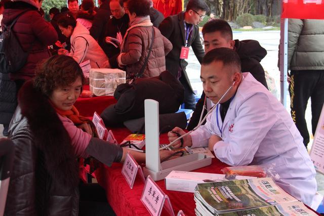 2020年'卫生健康下乡'为岚皋群众送来健康大礼包