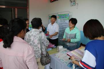 土右旗开展“关爱妇幼健康、确保母婴平安”宣传服务活动，提供健康咨询服务